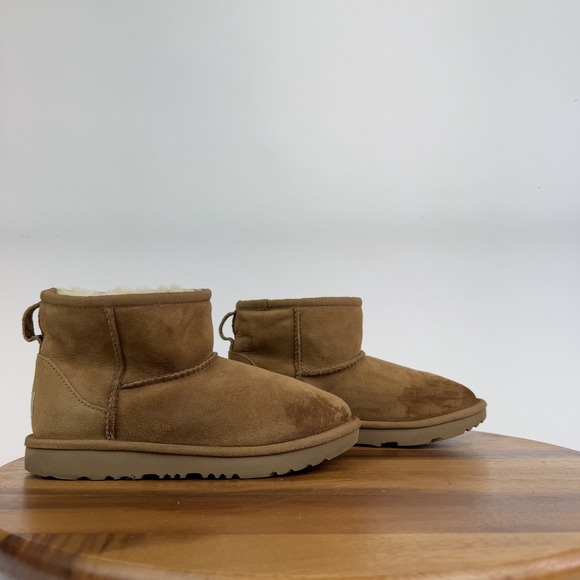 Big Kids Ugg Classic Mini II Chestnut Suede Shearling Lined Boots